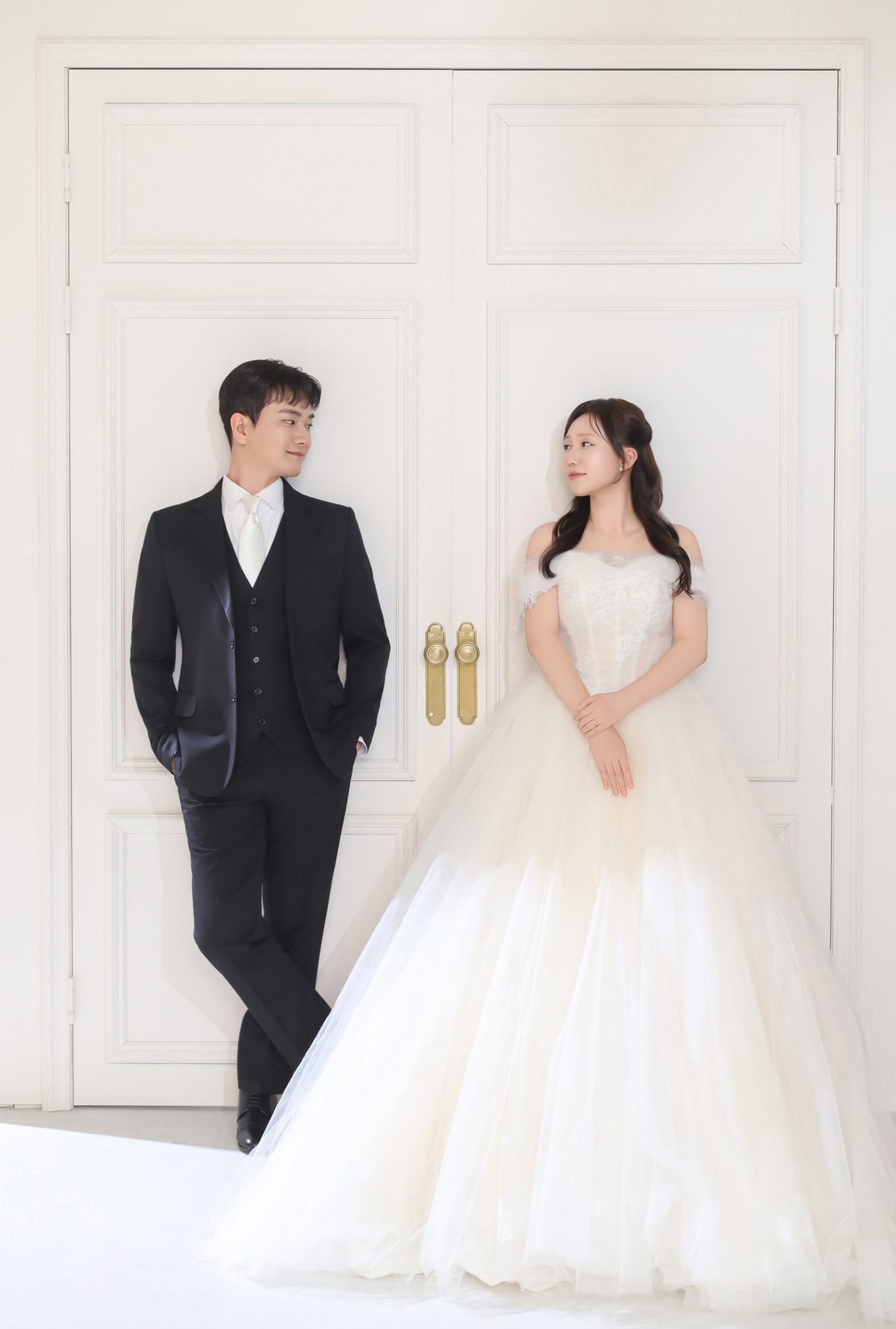 흰 문 앞에서 서로를 바라보는 대성과 은진